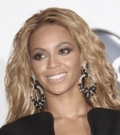 http://www.hair.becomegorgeous.com/celebrity_hair/celebrity_hairstyles_2011_billboard_music_awards-4603.html