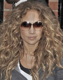 http://www.hollywoodlife.com/2011/06/15/jennifer-lopez-hair-angelo-david-salon-ny/