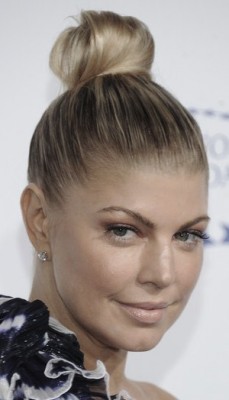 http://www.stylebistro.com/Celebrity+Hair/articles/ftoR1gAsNvt/Fergie+Top+Knot+Decade+Difference+Gala