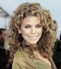 http://www.dailymakeover.com/blogs/beauty-trends-and-news/top-10-curly-celebrity-hairstyles.html?slideid=8&slideshowPaused=false 